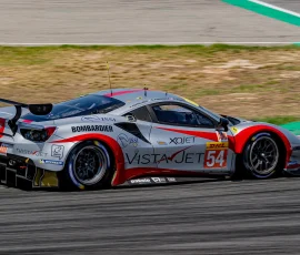 Ferrari 488 GTE nº 54 pilotado por T. FLOHR F. CASTELLACCI y G. FISICHELLA. En el circuito de Montmeló, Cataluña, España. Ferrari 488 tomando una curva en el circuito de Montmeló